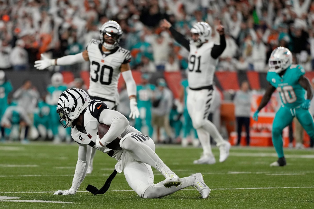 Cincinnati Bengals safety Vonn Bell (24) intercepts a pass late in the fourth quarter of the NFL Week 4 game between the Cincinnati Bengals and the Miami Dolphins at PayCor Stadium in downtown on Thursday, Sept. 29, 2022. The Bengals improved to 2-2 with a 27-15 win over the Dolphins. Miami Dolphins At Cincinnati Bengals Week 4